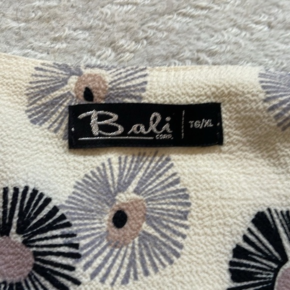 Bali Cream and Black blouse size XL made in Canada - Picture 4 of 5